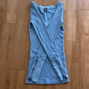 FREE PEOPLE S LONG SLEEVE VNECK BLUE TOP